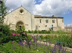 Le prieuré de Salagon riche en patrimoine montre des jardins exceptionnels - Image salagon