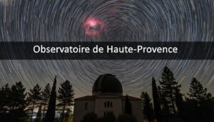 Un dôme de télescope se découpe sur un ciel nocturne étoilé avec des traînées d'étoiles, entouré de pins.