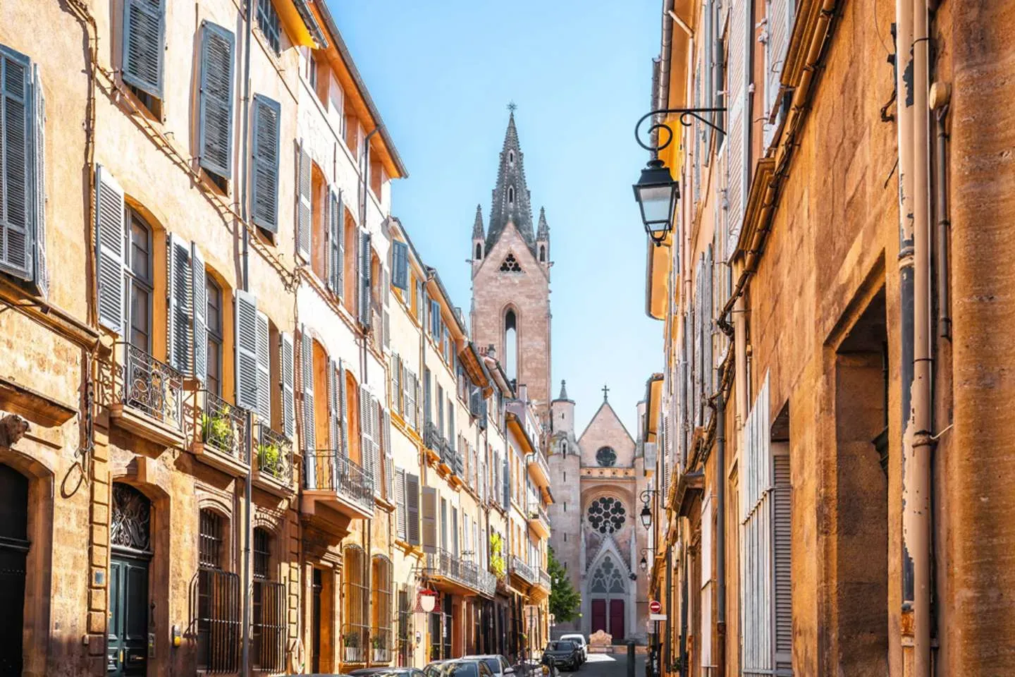 Rue pavée ensoleillée du centre historique d