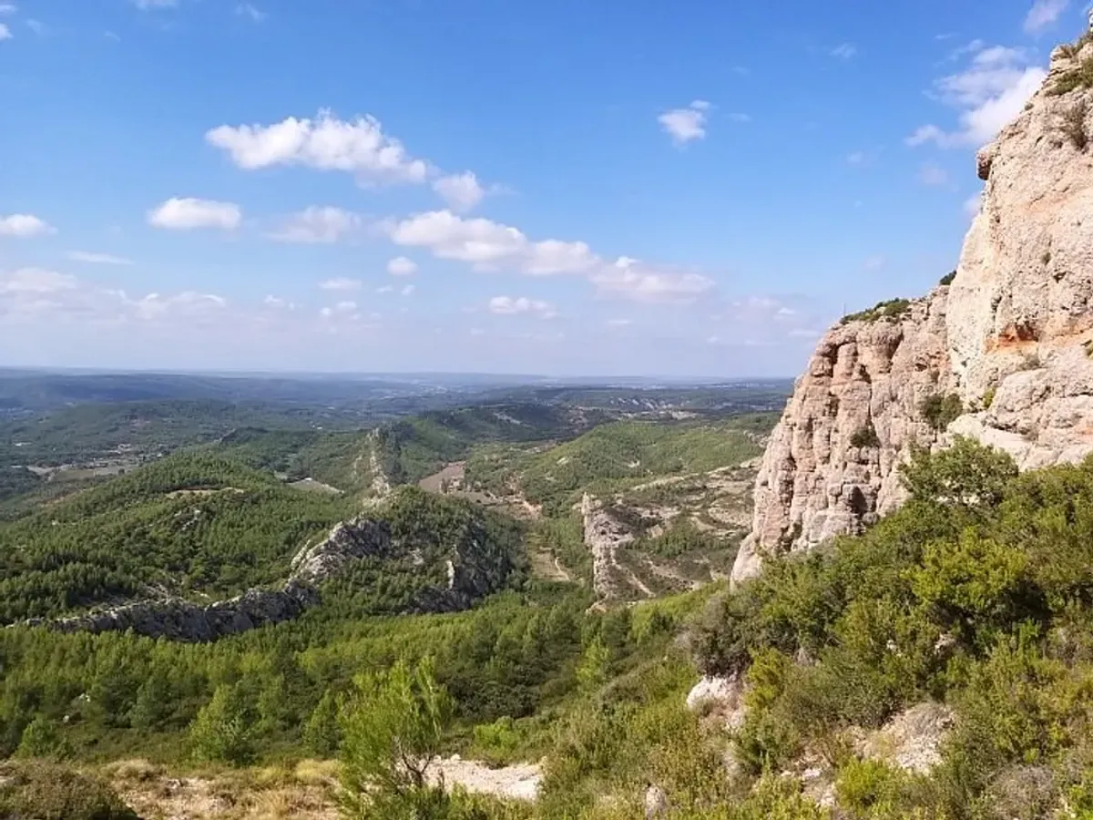 Vue panoramique depuis un point de vue sur la Route Cézanne, avec la Montagne Sainte-Victoire à l