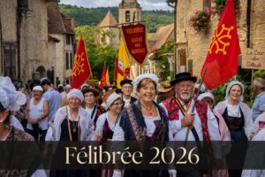 Défilé coloré de personnes en costumes traditionnels occitans avec bannières, devant un village de pierre ancien, avec texte 'Félibrée 2026' en surimpression.