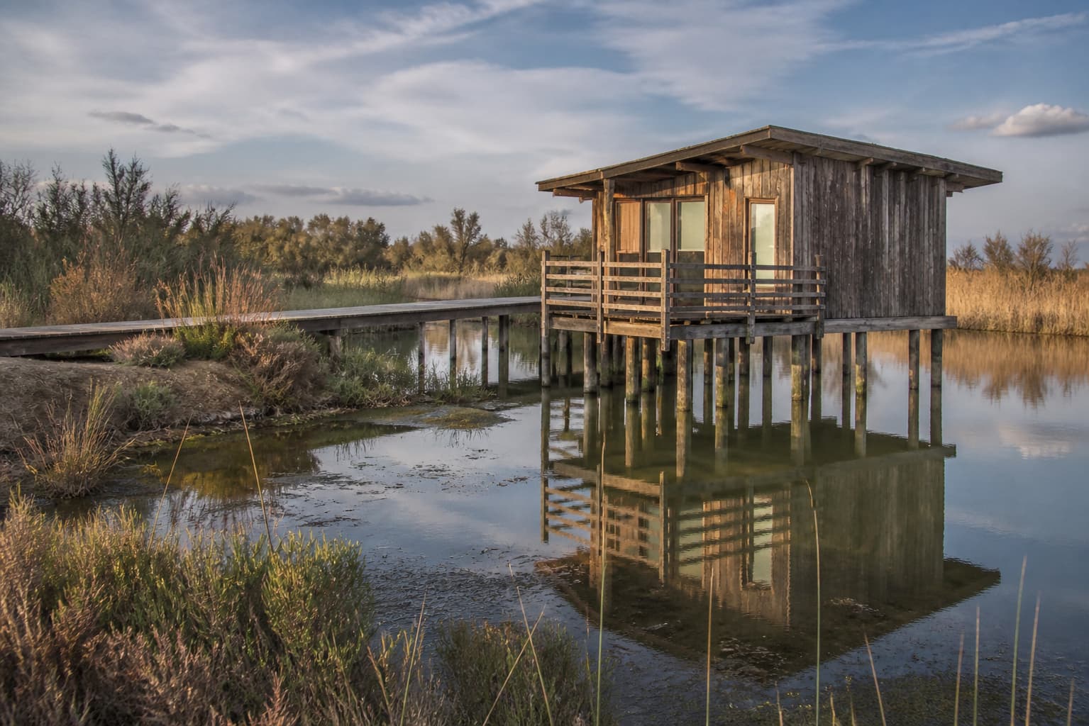 Cabane en bois sur pilotis au-dessus d