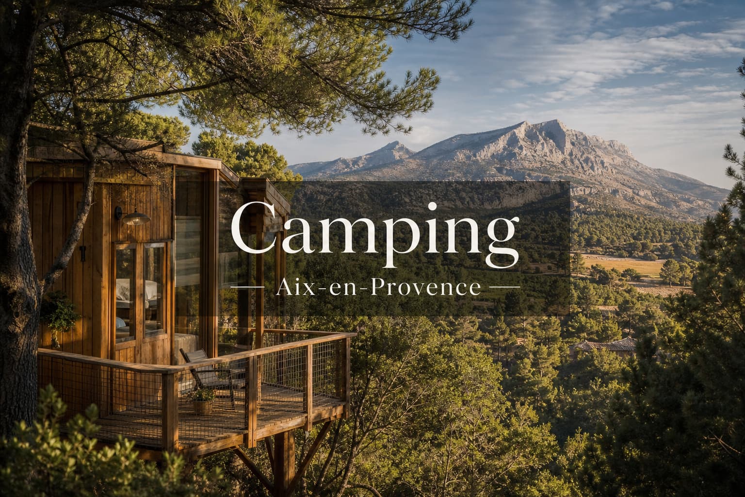 Cabane en bois perché avec terrasse donnant sur la montagne Sainte-Victoire, entourée de pins dans une lumière matinale, avec le texte