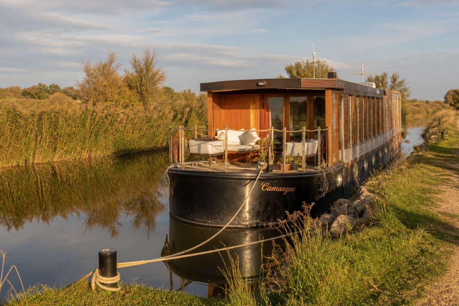 Péniche amarrée le long d